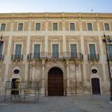 Se la sua facciata scandita da lesene, cornici marcapiano, colonne e architravi decorati � stata da poco ristrutturata...
